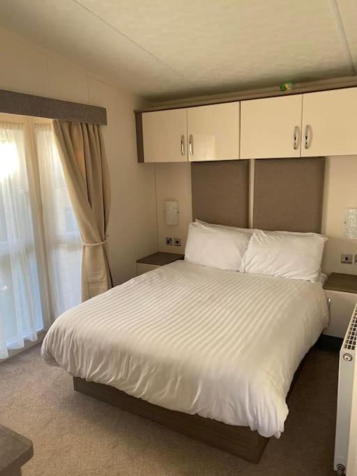 2 Bed, 2 Bath Lodge Style Caravan With Hot Tub & Private Garden At Patrington Haven Leisure Park מראה חיצוני תמונה