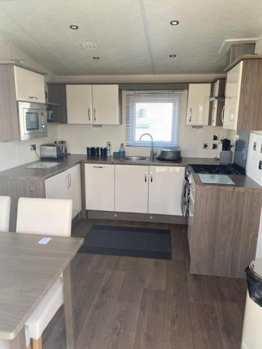 2 Bed, 2 Bath Lodge Style Caravan With Hot Tub & Private Garden At Patrington Haven Leisure Park מראה חיצוני תמונה