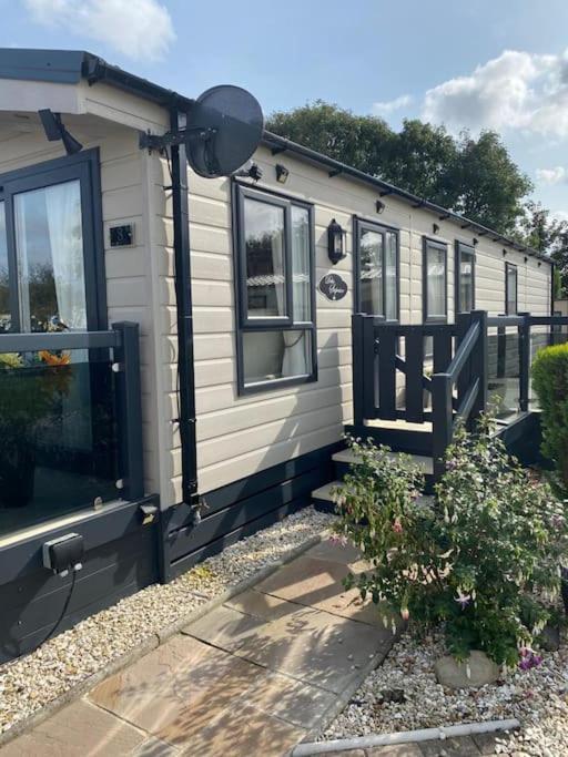2 Bed, 2 Bath Lodge Style Caravan With Hot Tub & Private Garden At Patrington Haven Leisure Park מראה חיצוני תמונה