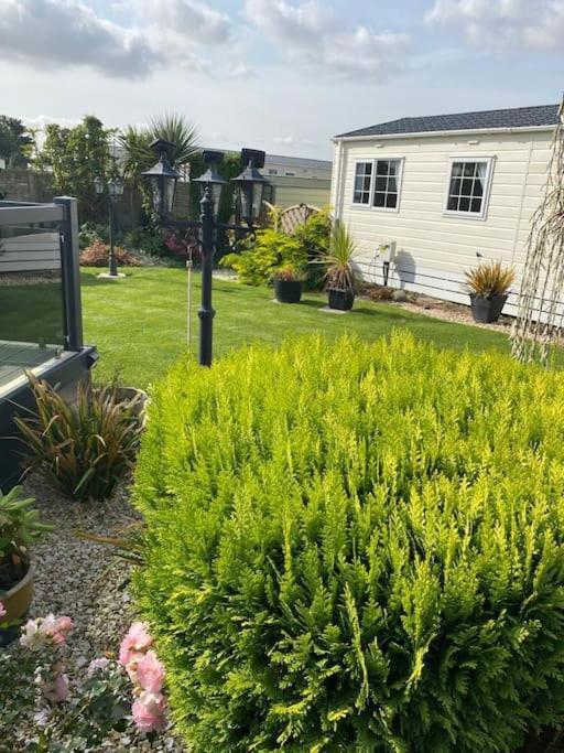 2 Bed, 2 Bath Lodge Style Caravan With Hot Tub & Private Garden At Patrington Haven Leisure Park מראה חיצוני תמונה