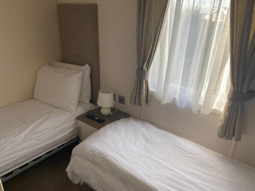 2 Bed, 2 Bath Lodge Style Caravan With Hot Tub & Private Garden At Patrington Haven Leisure Park מראה חיצוני תמונה