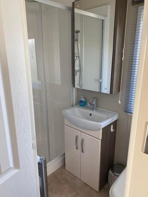 2 Bed, 2 Bath Lodge Style Caravan With Hot Tub & Private Garden At Patrington Haven Leisure Park מראה חיצוני תמונה