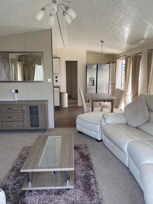 2 Bed, 2 Bath Lodge Style Caravan With Hot Tub & Private Garden At Patrington Haven Leisure Park מראה חיצוני תמונה