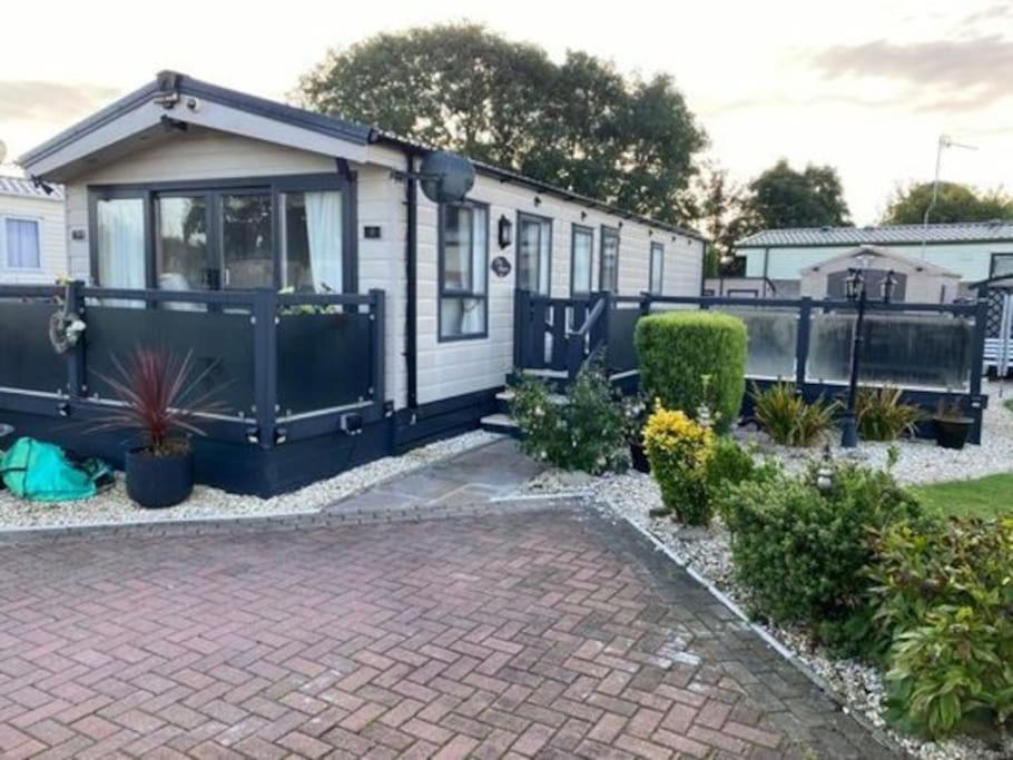 2 Bed, 2 Bath Lodge Style Caravan With Hot Tub & Private Garden At Patrington Haven Leisure Park מראה חיצוני תמונה